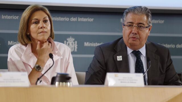El ministro del Interior, Juan Ignacio Zoido, acompañado de la ministra de Defensa, María Dolores de Cospedal, durante la presentación del tercer número de los Cuadernos del Centro Memorial de las Víctimas del Terrorismo