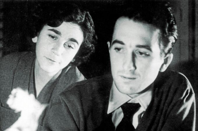 Rafael Sánchez Ferlosio y su esposa Carmen Martín Gaite, tras recibir el Premio Nadal de 1955