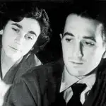 Rafael Sánchez Ferlosio y su esposa Carmen Martín Gaite, tras recibir el Premio Nadal de 1955