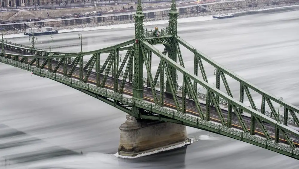 Fotografía tomada con velocidad lenta de obturación que muestra el hielo producido en el río Danubio y el puente de la Libertad en Budapest, Hungría.