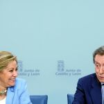 La vicepresidenta de la Junta, Rosa Valdeón, junto a José Antonio de Santiago-Juárez tras el Consejo de Gobierno
