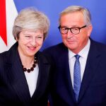 El presidente de la Comisión Europea (CE), Jean-Claude Juncker (d), recibe a la primera ministra británica, Theresa May / Efe