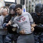 Policías detienen a un manifestante en la calle Tverskaya en Moscú (Rusia) hoy