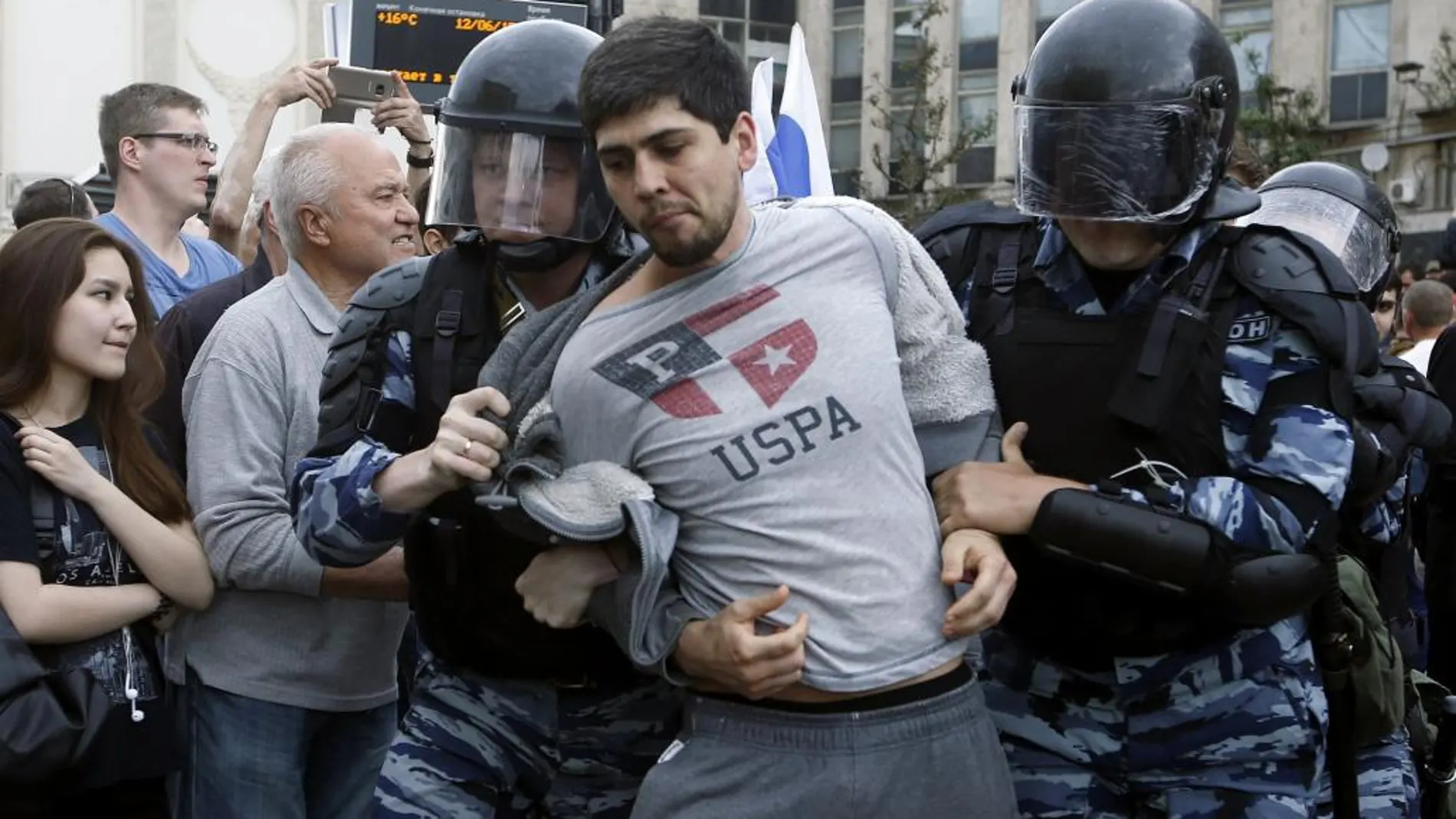 Policías detienen a un manifestante en la calle Tverskaya en Moscú (Rusia) hoy