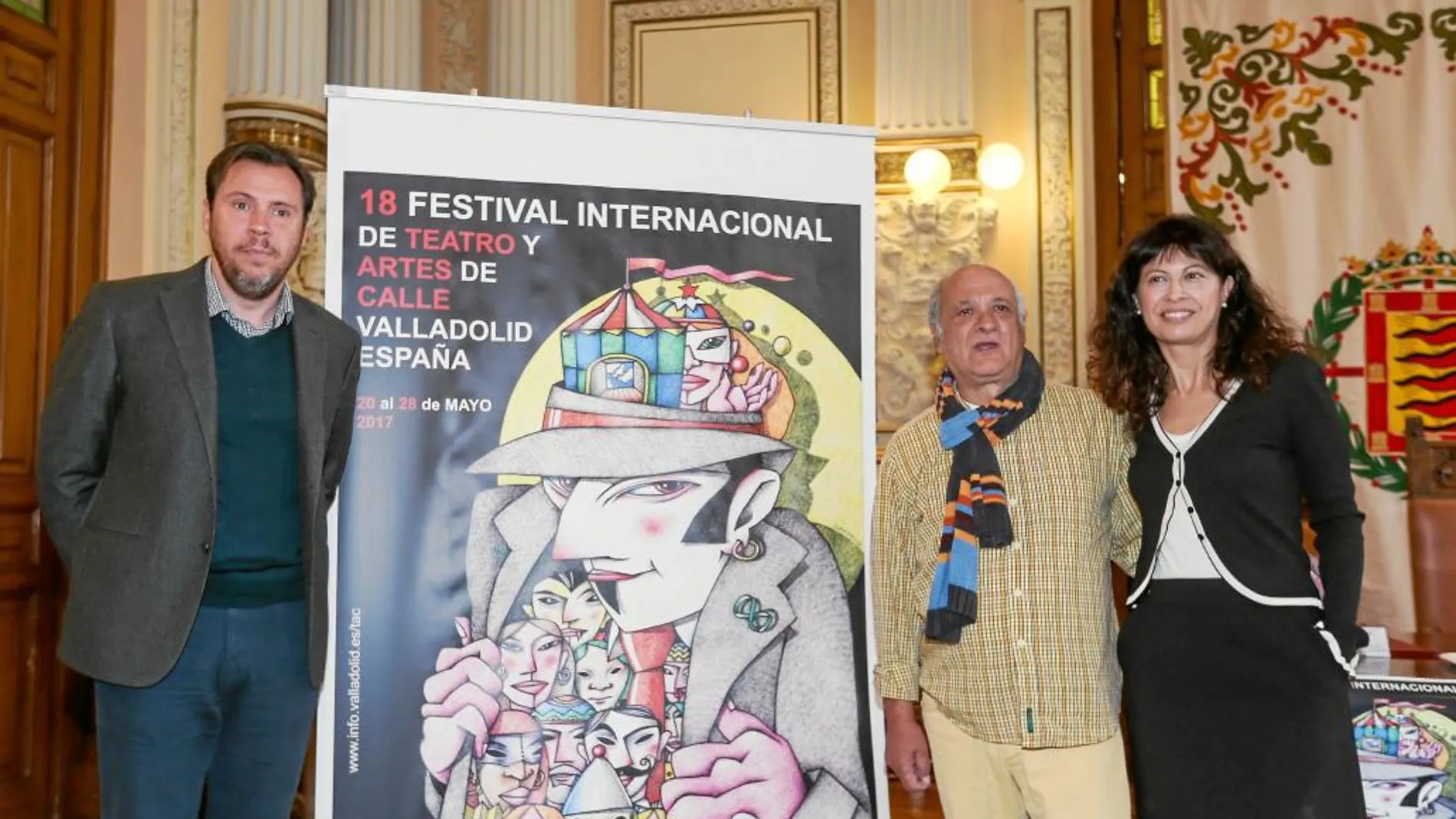 El alcalde Óscar Puente, Javier Martínez y Ana Redondo junto al cartel de la 18 edición del TAC