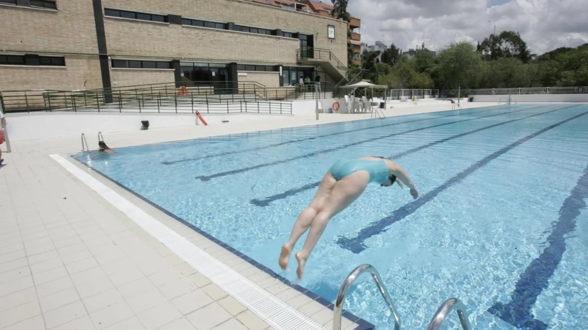 Un niño, herido grave al serle succionado el intestino por la depuradora de una piscina
