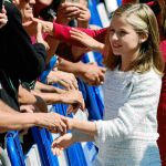La Princesa de Asturias saluda a los vecinos que acudieron al acto para conmemorar el centerario de la Coronación de la Virgen de Covadonga / Reuters
