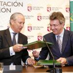 El presidente de la Diputación, Juan Martínez Majo, y el director general de la Guardia Civil, Arsenio Fernández de Mesa