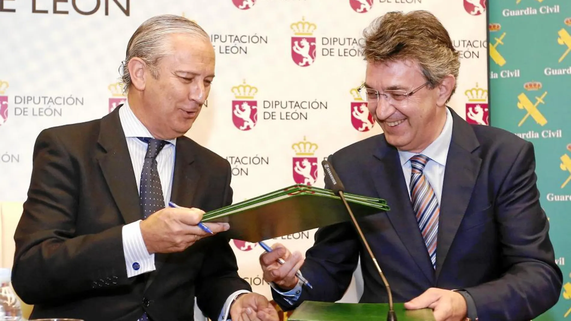 El presidente de la Diputación, Juan Martínez Majo, y el director general de la Guardia Civil, Arsenio Fernández de Mesa