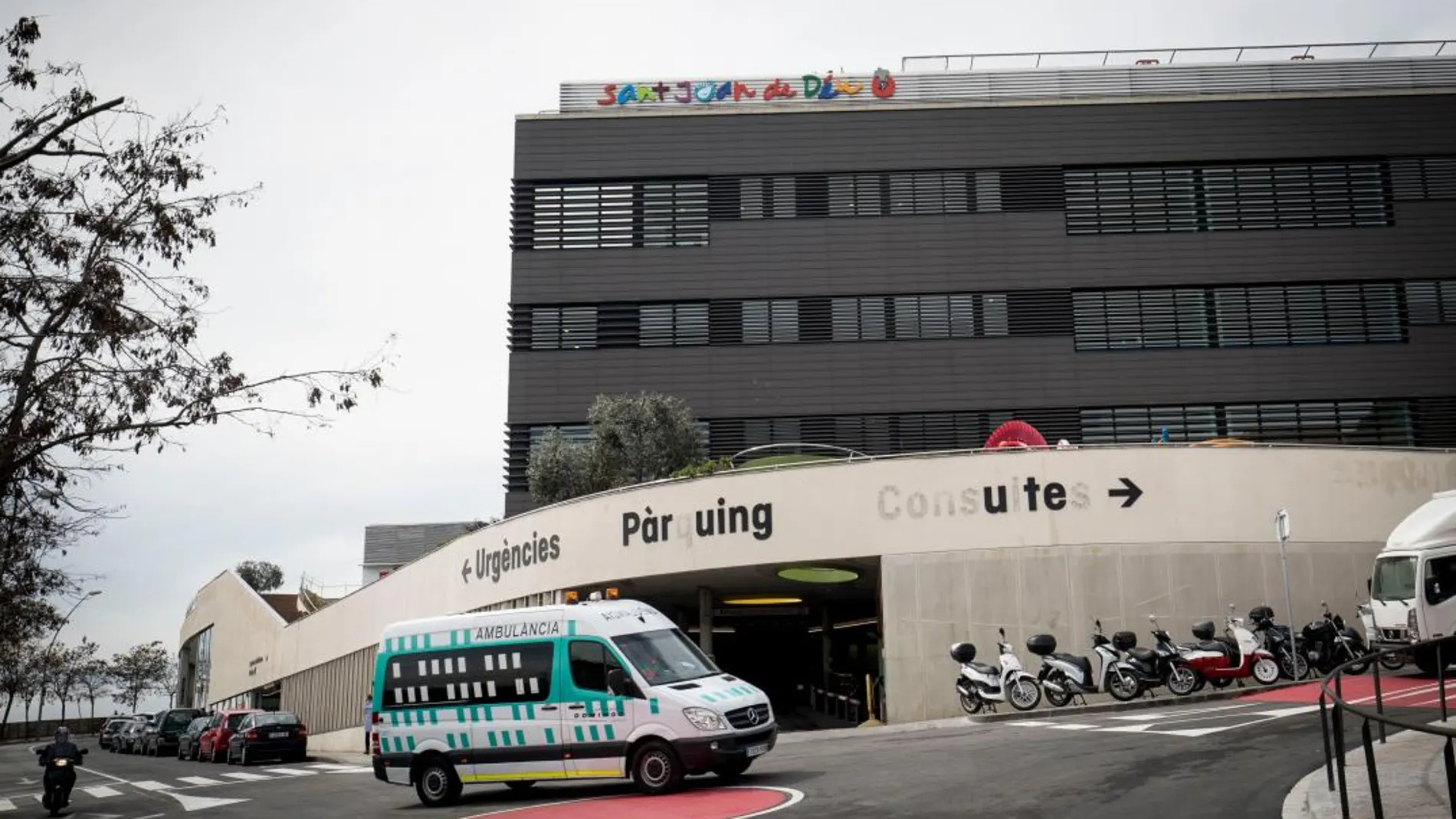 Una ambulancia entrando en un hospital de Barcelona / Shooting