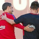 Valverde y Messi conversan durante el entrenamiento de ayer en la Ciudad Deportiva del Barcelona