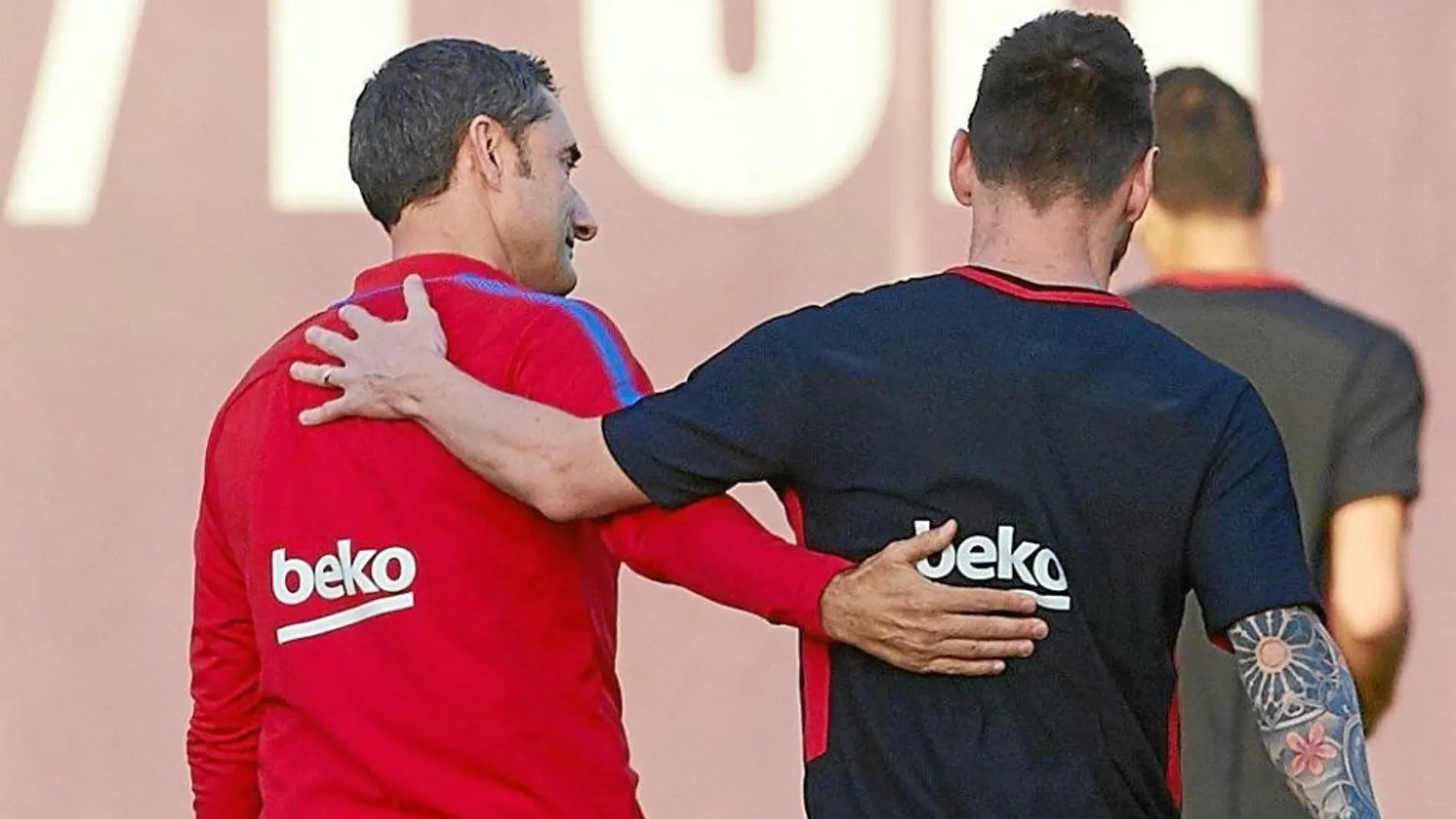 Valverde y Messi conversan durante el entrenamiento de ayer en la Ciudad Deportiva del Barcelona