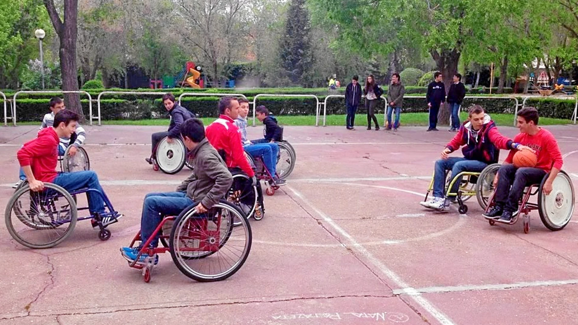 Los escolares practican deportes paralímpicos.