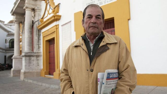 El ganadero Antonio Miura, en los aledaños de la Maestranza de Sevilla
