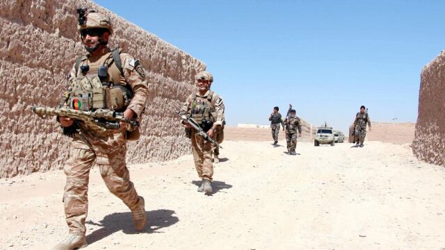 Una misión inacabada. Soldados afganos participan en una operación contra los rebeldes talibanes, ayer, en la provincia de Helmand