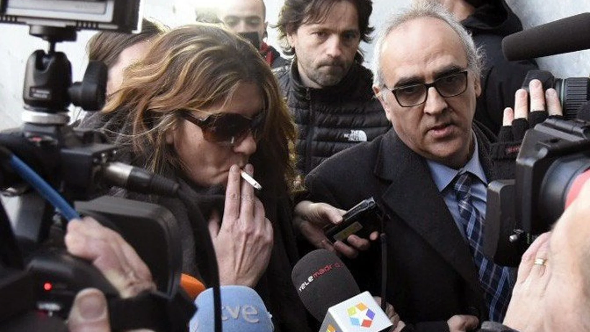 La madre de Nadia, Margarita Garau, rodeada de un enjambre de cámaras y acompañada por su abogado, Alberto Martín