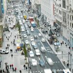 La amplitud de las aceras y la reducción de los carriles son los elementos más distintivos de la nueva Gran Vía. Foto: Jesús G. Feria