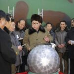 La televisión norcoreana muestra imágenes del dictador junto a una supuesta bomba nuclear en miniatura