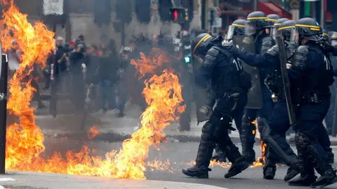 Los manifestantes hanzado cócteles molotov contra la policía.