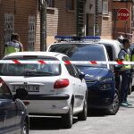 La Policía acordona el número 12 de la calle Dos de Mayo de la localidad madrilleña de Alcobendas donde una mujer de 44 años y su hijo de 12 han sido asesinados