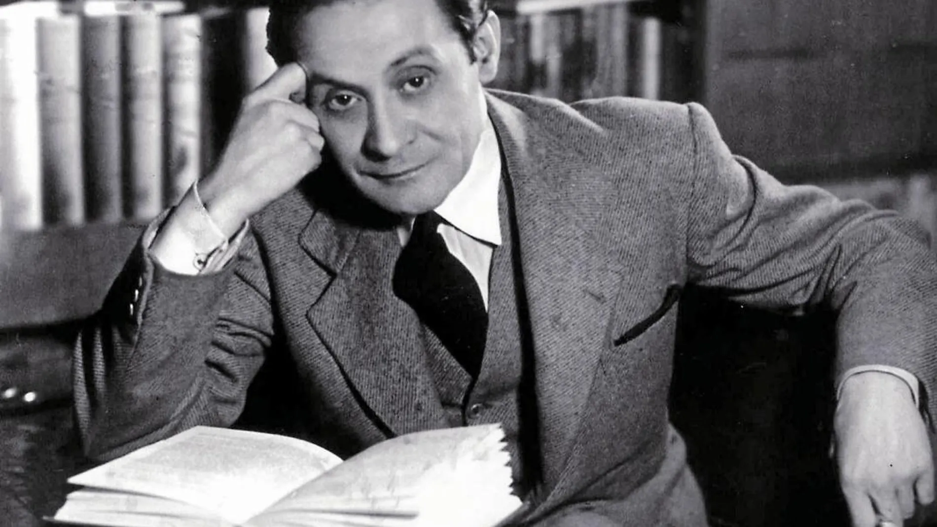 Enrique Jardiel Poncela, con un libro y un pitillo, en una imagen de los años 30
