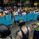 Un grupo de personas participan hoy, jueves, en la "Toma de Caracas".