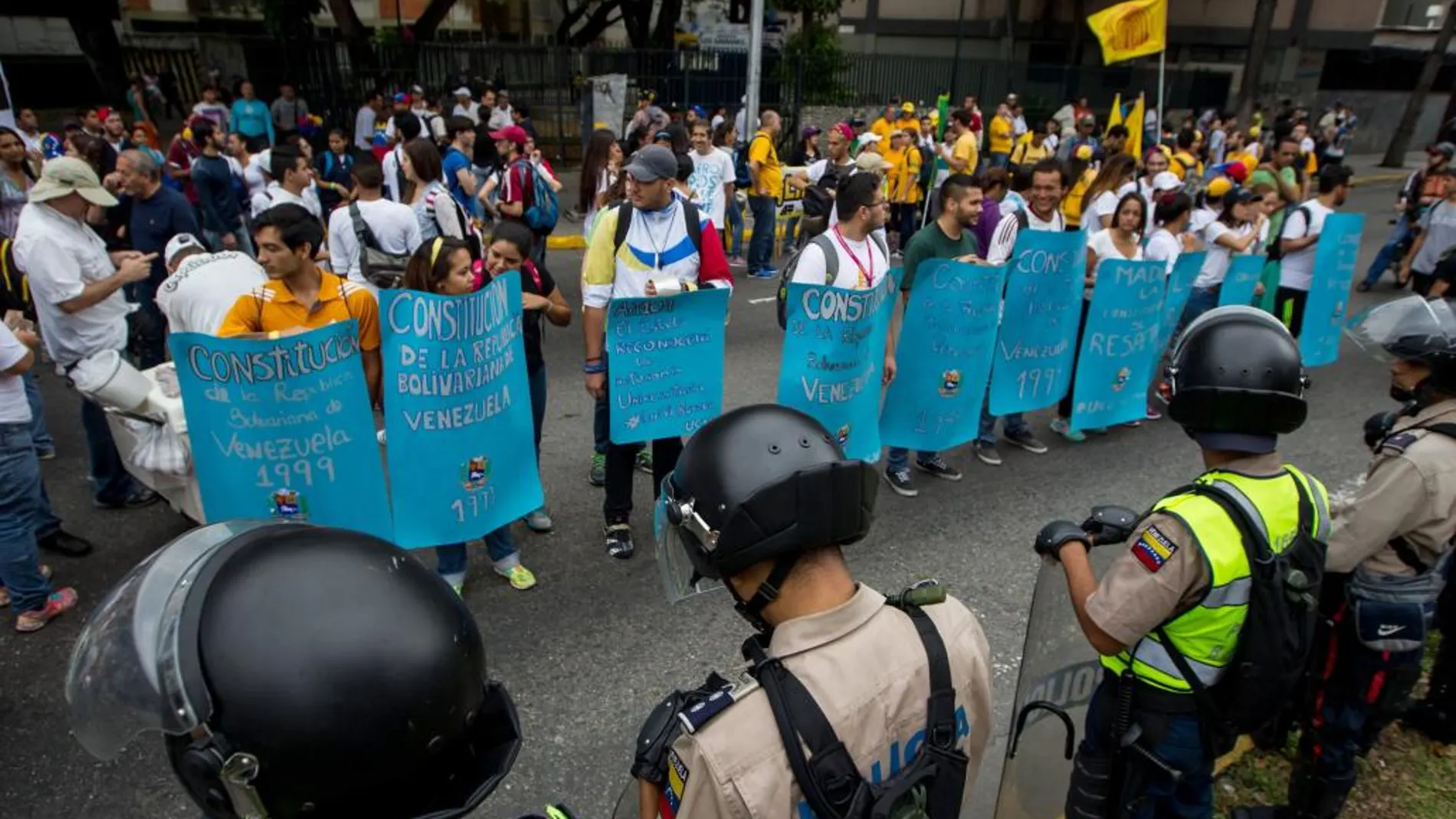Un grupo de personas participan hoy, jueves, en la "Toma de Caracas".