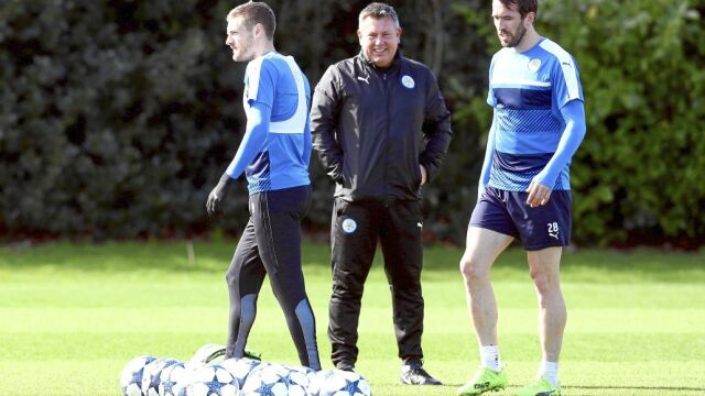 Craig Shakespeare, en el entrenamiento de ayer junto a Vardy y Fuchs