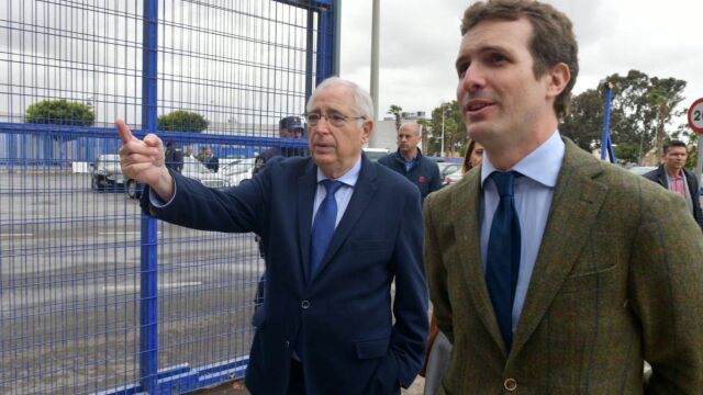 Pablo Casado hoy en Melilla junto al presidente de la ciudad autónoma, Juan José Imbroda. (Foto: Twitter)
