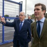 Pablo Casado hoy en Melilla junto al presidente de la ciudad autónoma, Juan José Imbroda. (Foto: Twitter)