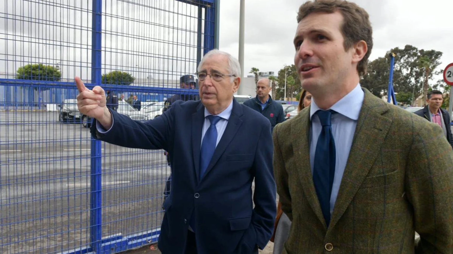 Pablo Casado hoy en Melilla junto al presidente de la ciudad autónoma, Juan José Imbroda. (Foto: Twitter)
