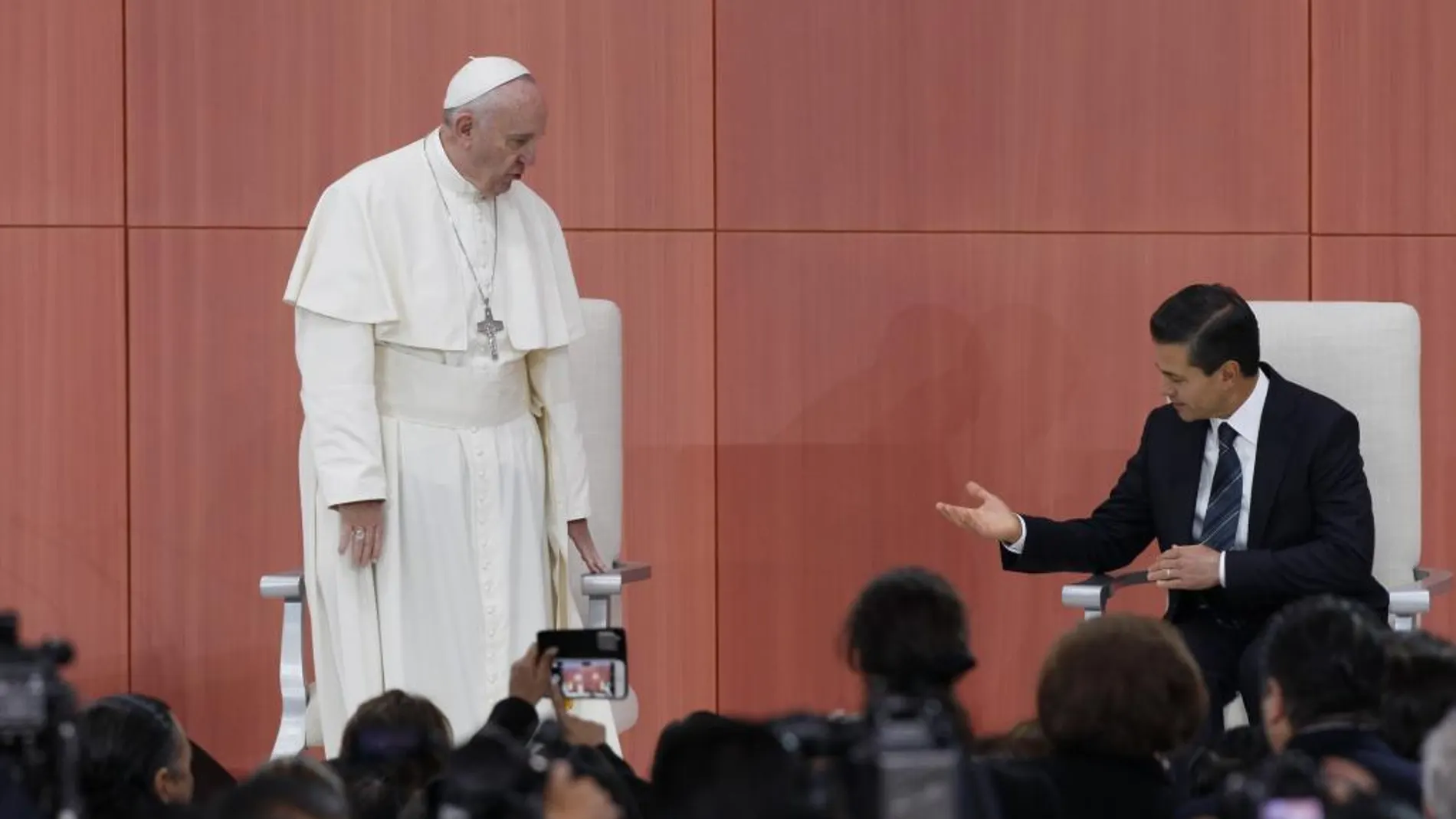 El Papa junto al presidente de México, Enrique Peña Nieto, durante su ceremonia de bienvenida en el Palacio Nacional de Ciudad de México