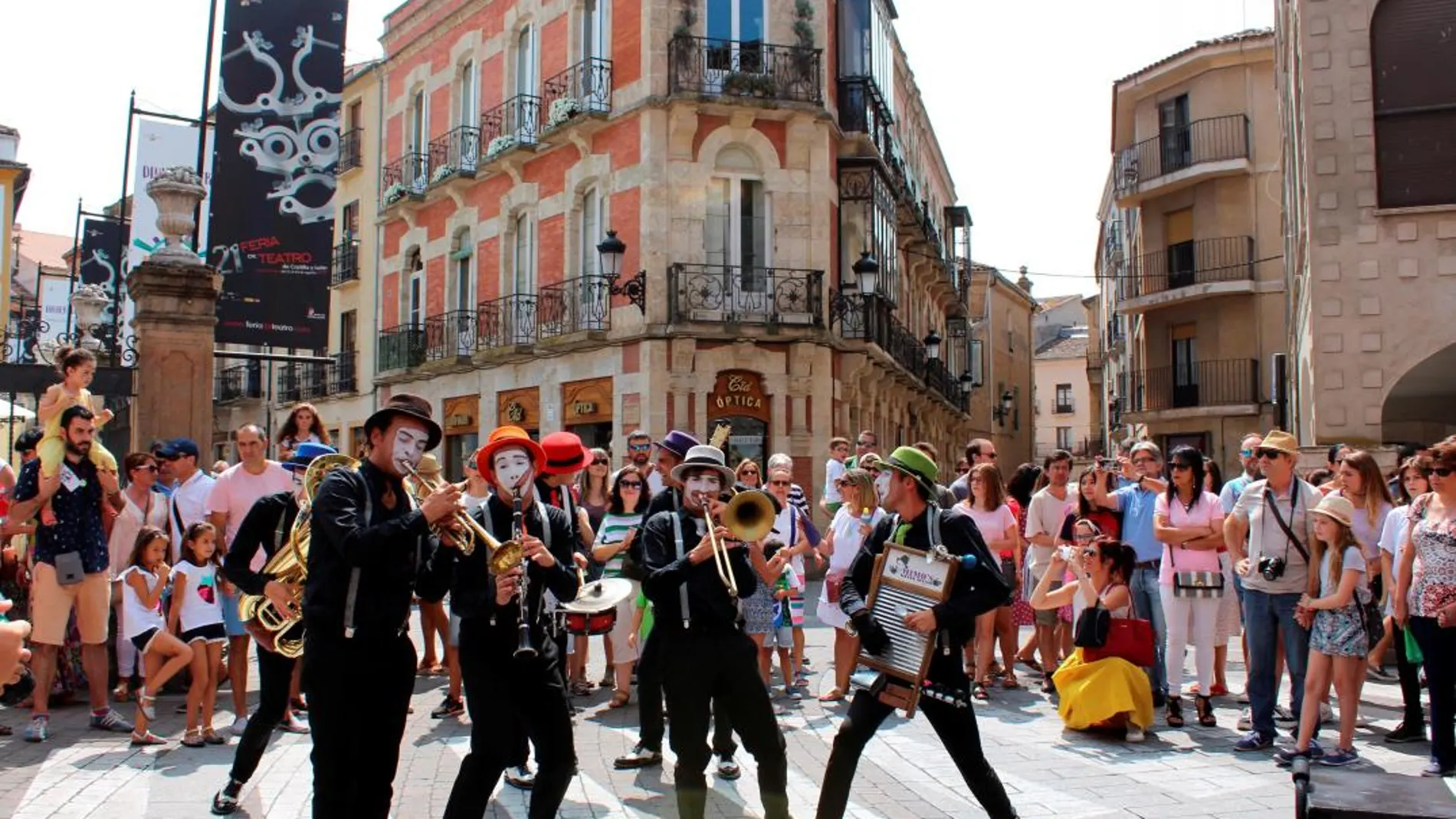 Actuación de La compañía portuguesa Mimo’s Dixie Band que estrenó su espectáculo itinerante «Mimo´s Street Parade»