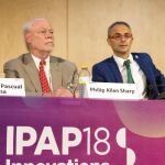 El Premio Nobel Phillip Allen Sharp, junto al rector de la Universidad de Salamanca (USAL), Ricardo Rivero