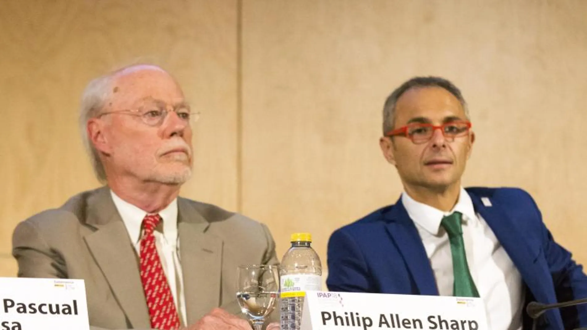 El Premio Nobel Phillip Allen Sharp, junto al rector de la Universidad de Salamanca (USAL), Ricardo Rivero