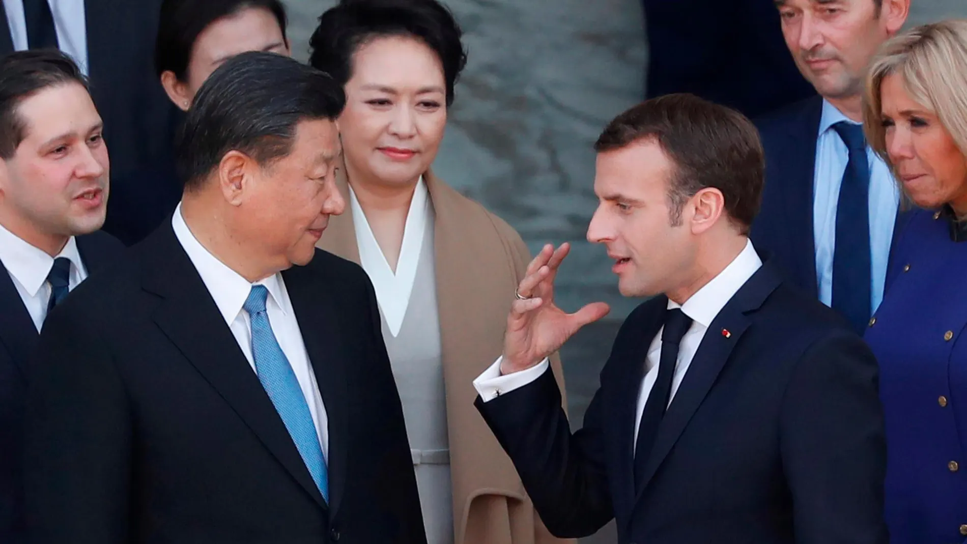 El presidente francés, Emmanuel Macron (2-d), y su mujer Brigitte Macron (d) despiden al presidente chino, Xi Jinping (2-i), y su mujer Peng Liyuan (c-i)