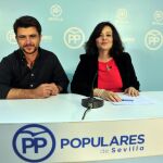 Beltrán Pérez, junto a la presidenta provincial del PP, Virginia Pérez