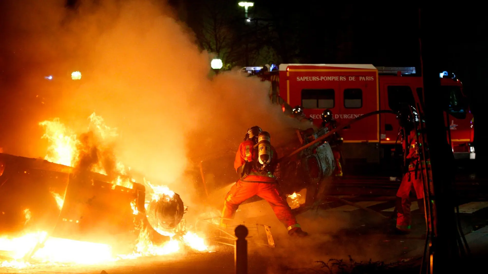 Varios coches han sido quemados durante las protestas/Reuters/Vídeo: Angel Luis de Santos