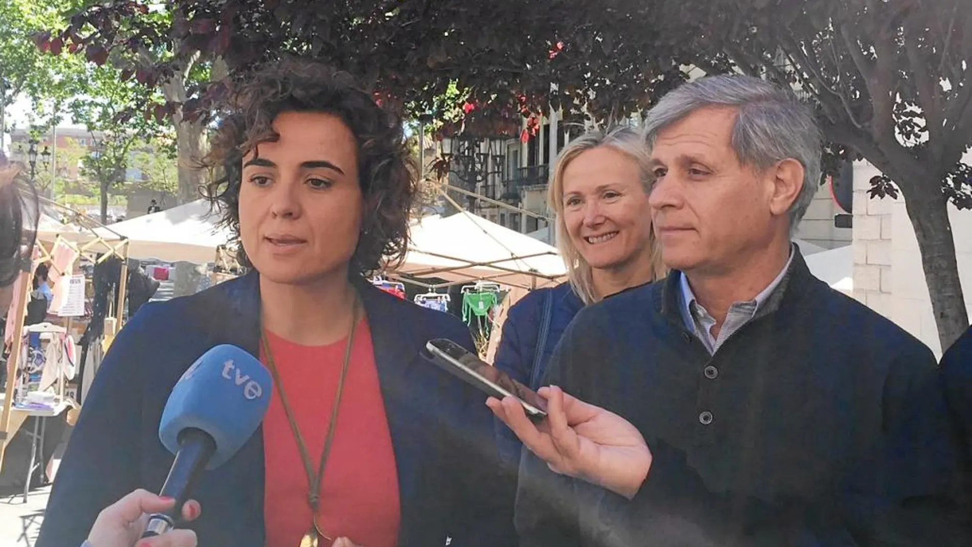 La ministra de Sanidad, Dolors Montserrat, y el líder del PP en Barcelona, Alberto Fernández