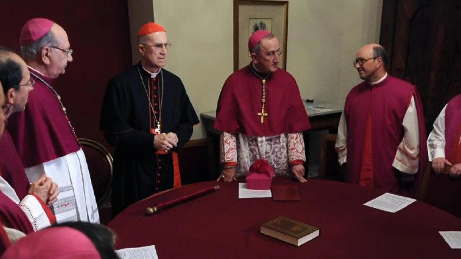 El cardenal Tarcisio Bertone el pasado 1 de marzo cuando se hizo cargo de la sede vacante como Camarlengo