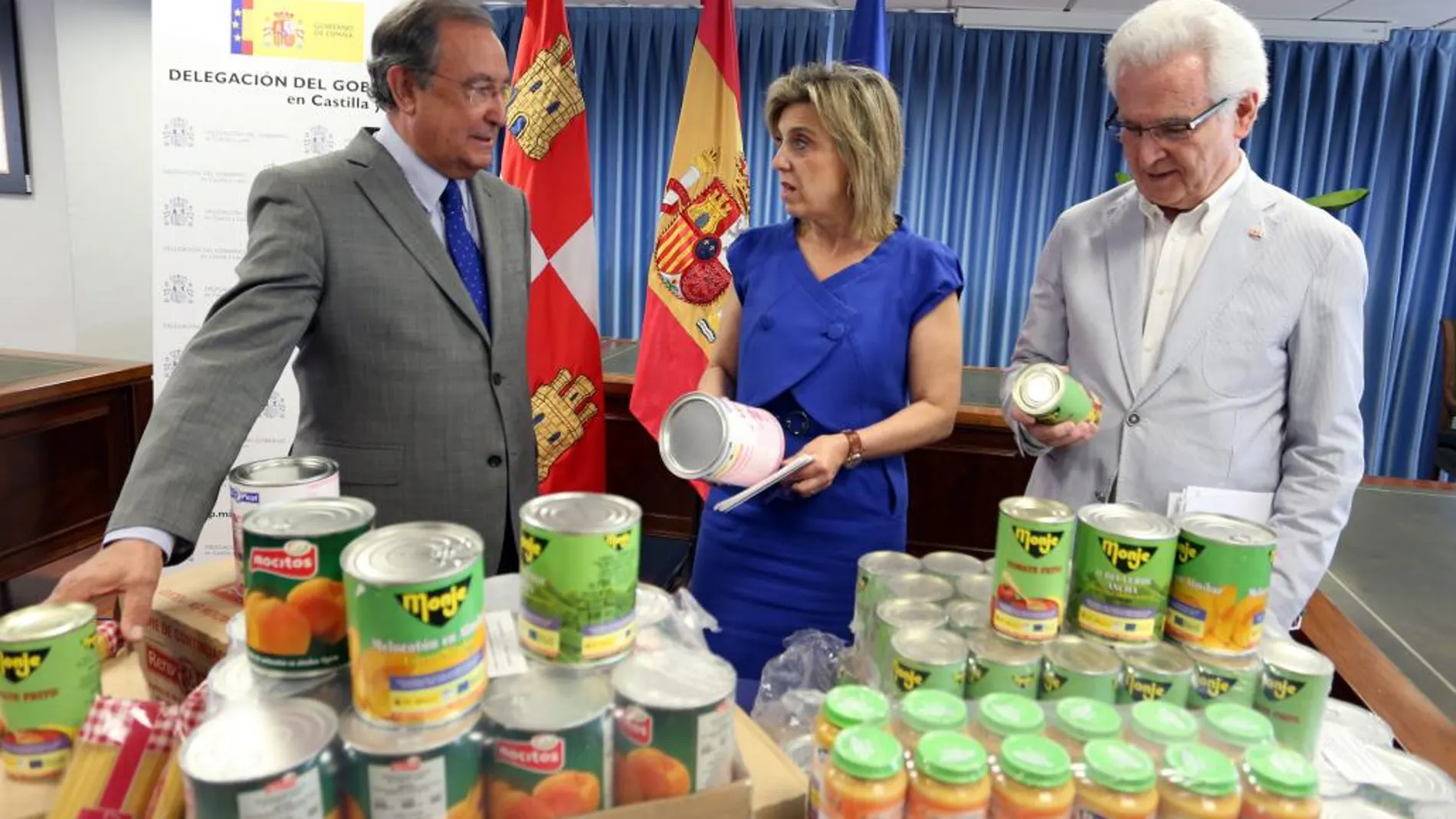 La delegada María José Salgueiro junto a José Varela y José Luis Herrero, analiza los alimentos del reparto