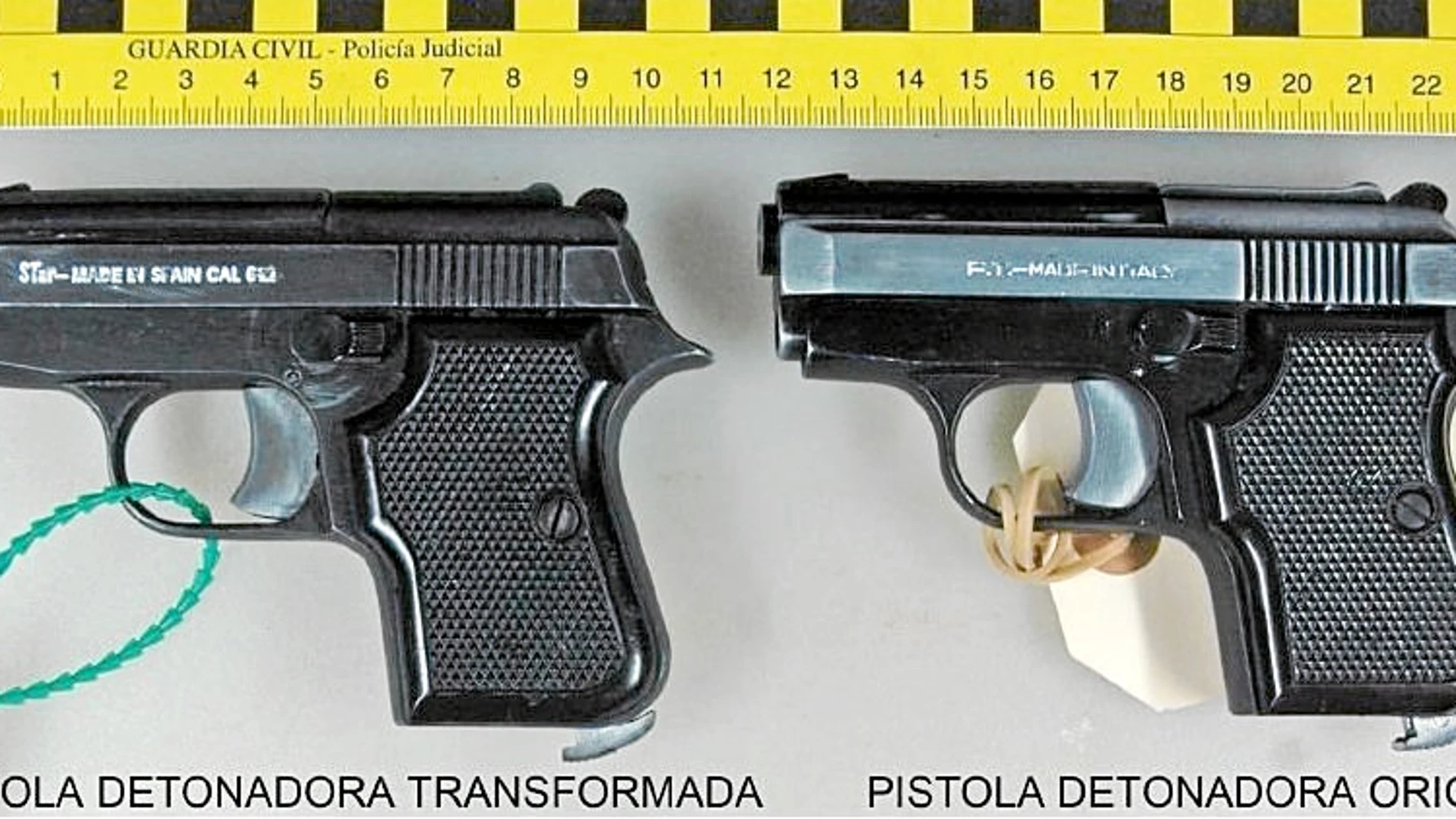 A la derecha, el arma original y a la izquierda, la transformada. A simple vista son idénticas