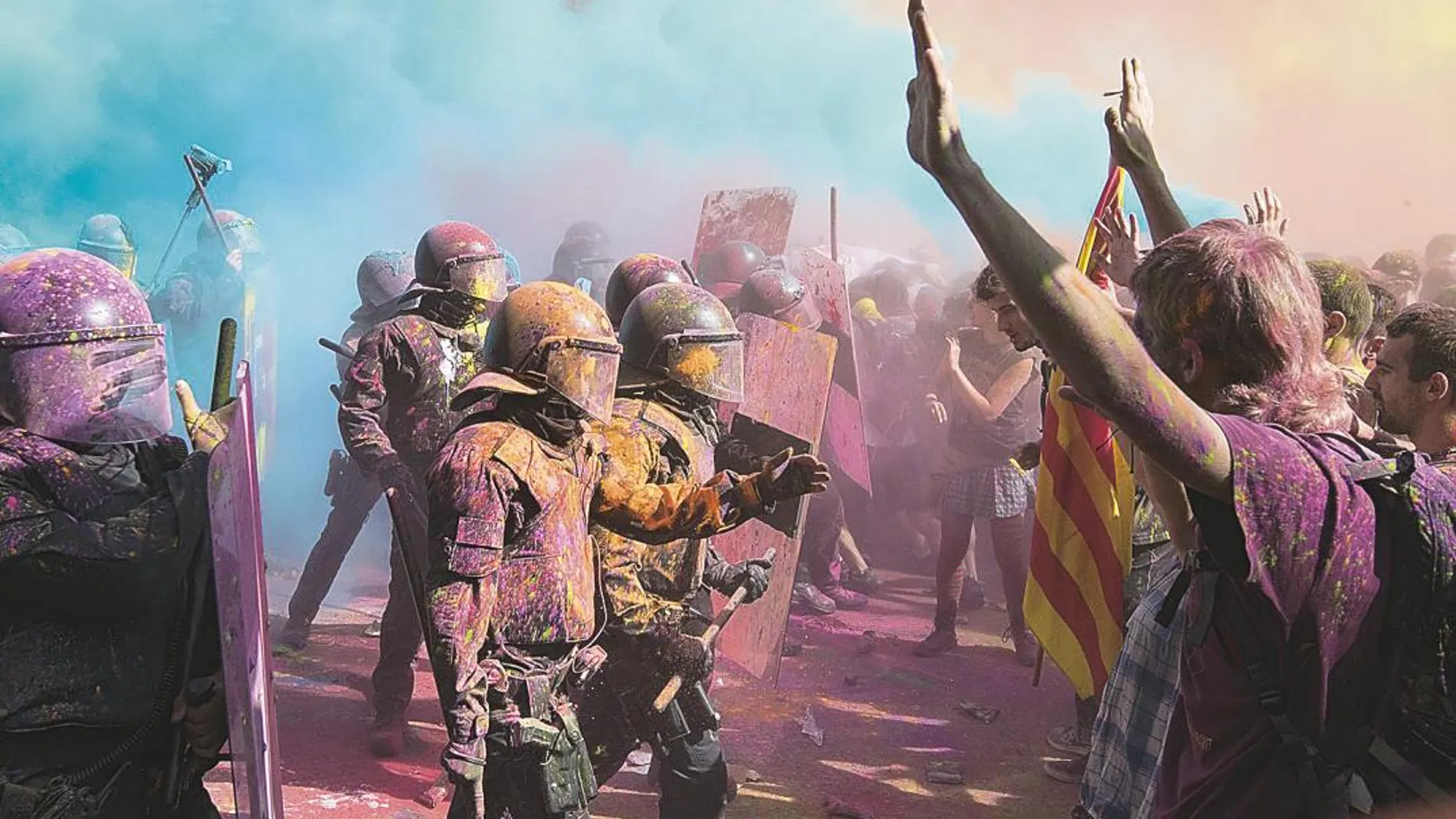 Una imagen ayer de los enfrentamientos que se produjeron en pleno centro de Barcelona por la mañana