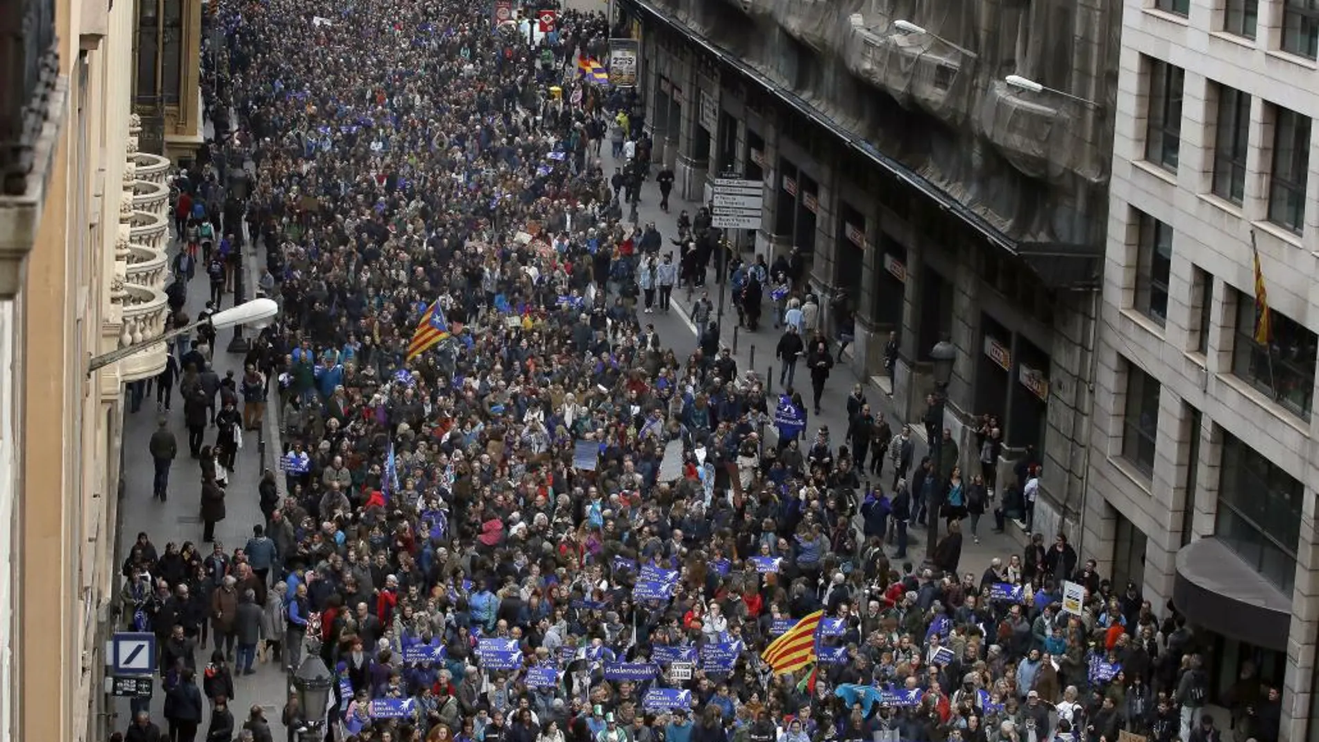 Unas 160.000 personas participan esta tarde en Barcelona en la manifestación organizada con el lema "Volem acollir"(Queremos acoger).