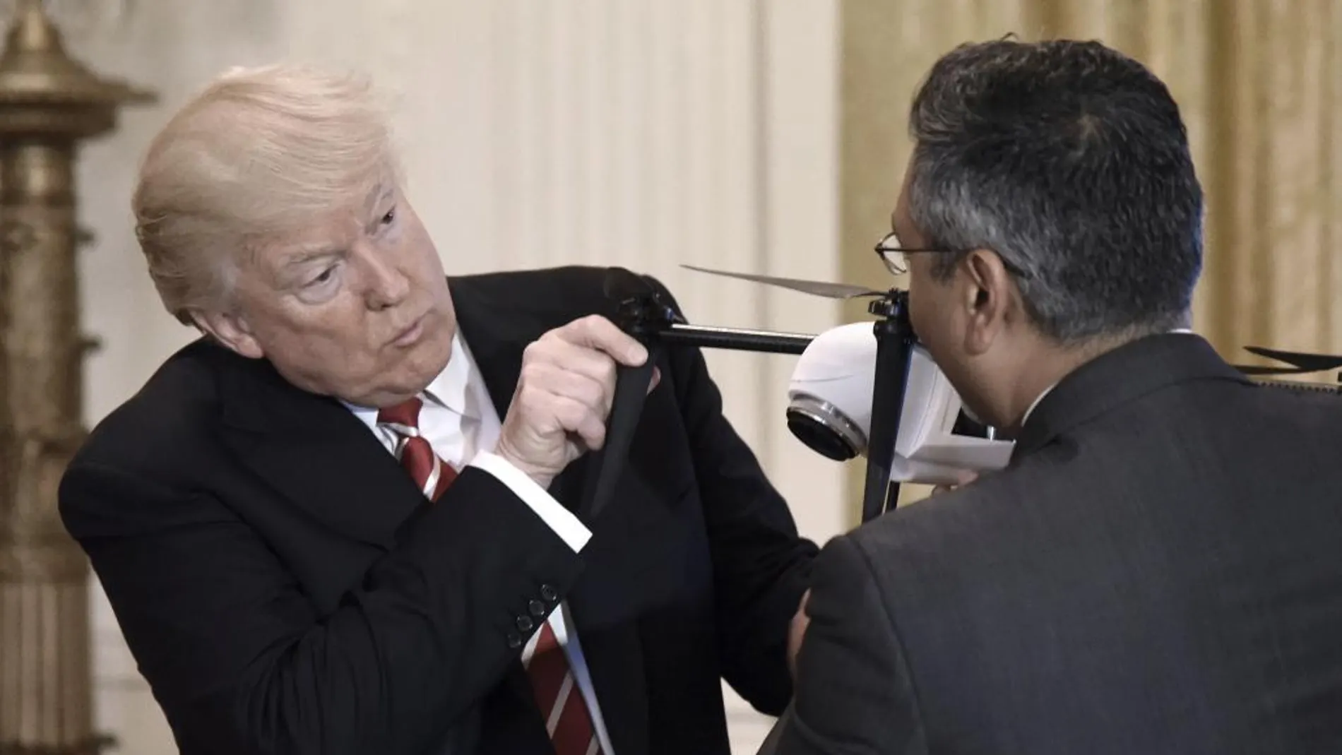 El presidente estadounidense, Donald Trump, sujeta un dron en un acto hoy en la Casa Blanca.