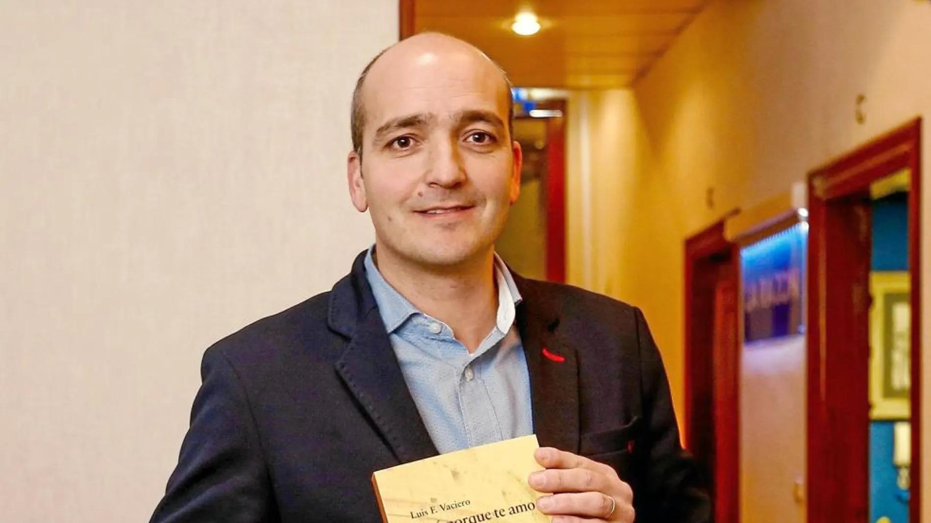El escritor gijonés Luis Fernández Vaciero posa con su primer libro