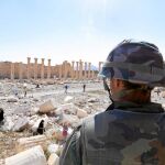 Soldados sirios observan las ruinas dañadas del Templo de Bel, en Palmira