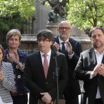 El presidente de la Generalitat, Carles Puigdemont (c), ha anunciado hoy que piensa convocar para el próximo 1 de octubre, sin el aval del Gobierno del Estado