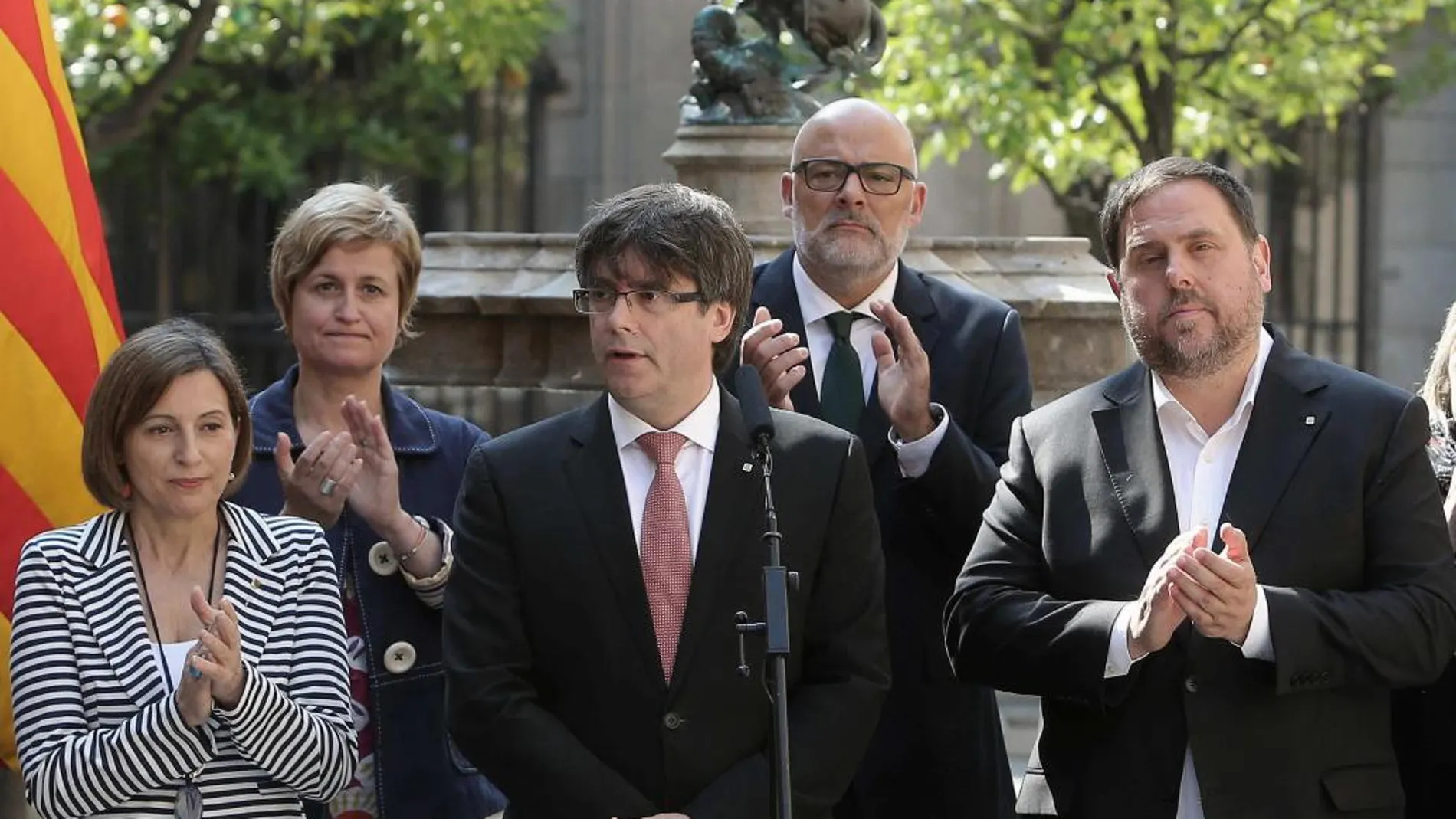 El presidente de la Generalitat, Carles Puigdemont (c), ha anunciado hoy que piensa convocar para el próximo 1 de octubre, sin el aval del Gobierno del Estado
