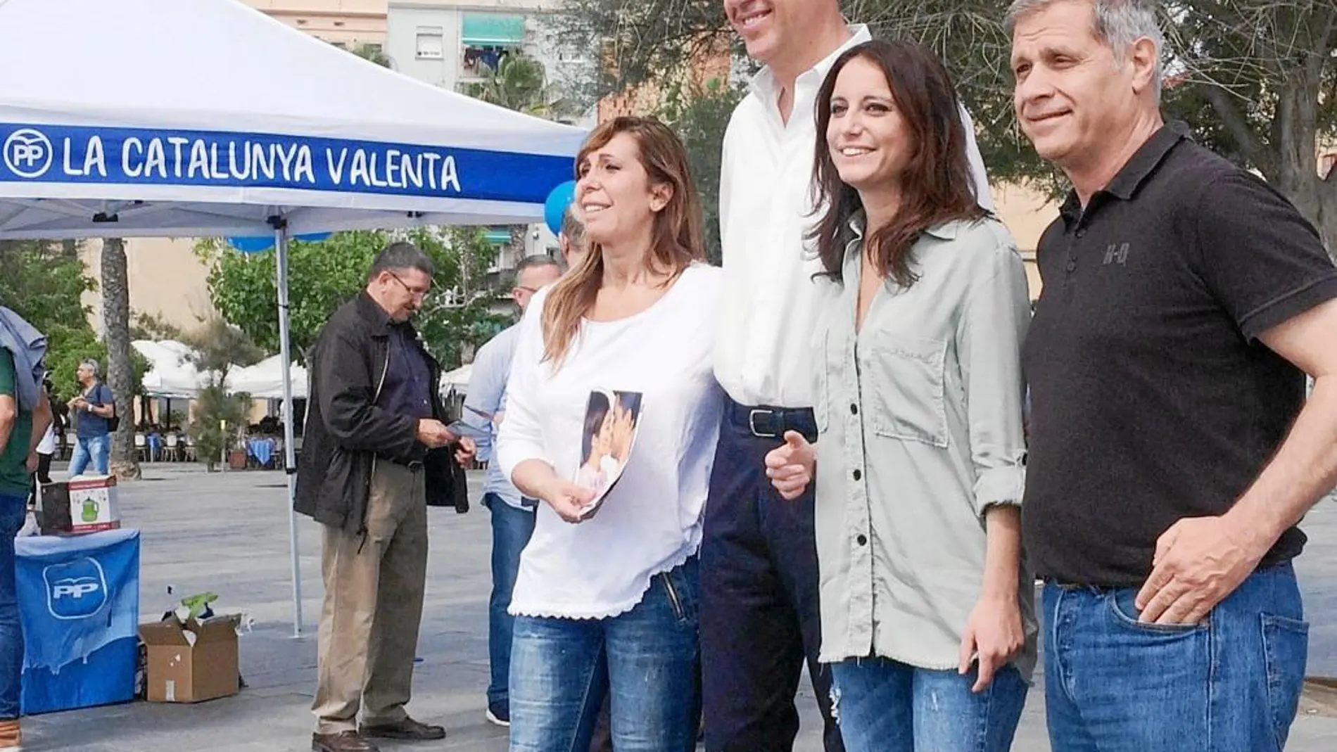 El líder del PP catalán, Xavier García Albiol, acompañado de Alberto Fernández, Andrea Levy y Alicia Sánchez-Camacho, encabezó ayer en el barrio de la Barceloneta la campaña «La Cataluña valiente»
